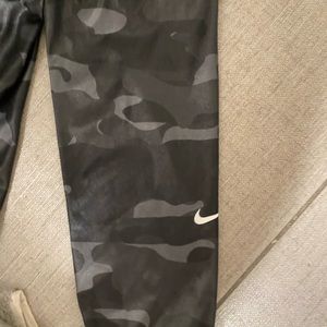 NIKE Dri-Fit BLACK AND GREY SUBTLE CAMO LEGGINGS! BRAND NEW